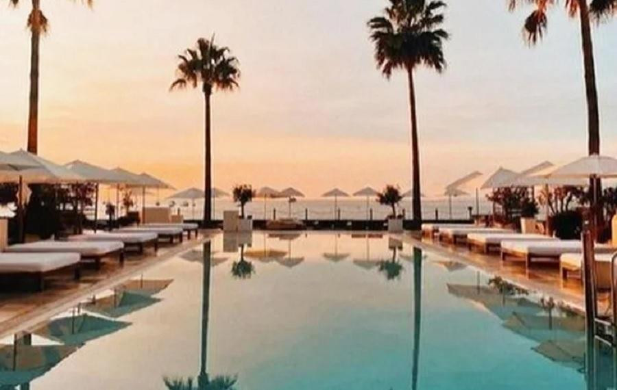 La piscina del hotel donde se hospedaron Wanda y Zaira Nara (Instagram: Nobu Hotel Ibiza Bay)