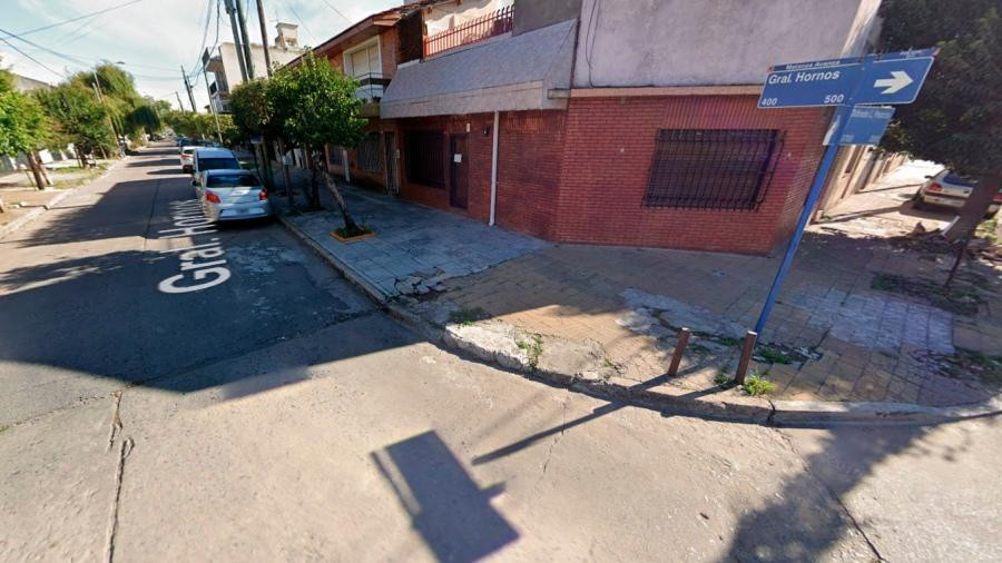 La policía redujo al hombre atrincherado en su casa en La Matanza. Foto: captura Street View.