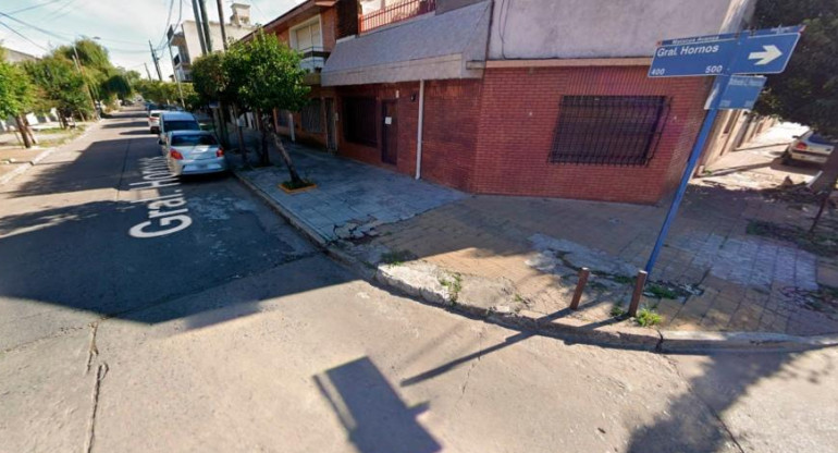 La policía redujo al hombre atrincherado en su casa en La Matanza. Foto: captura Street View.