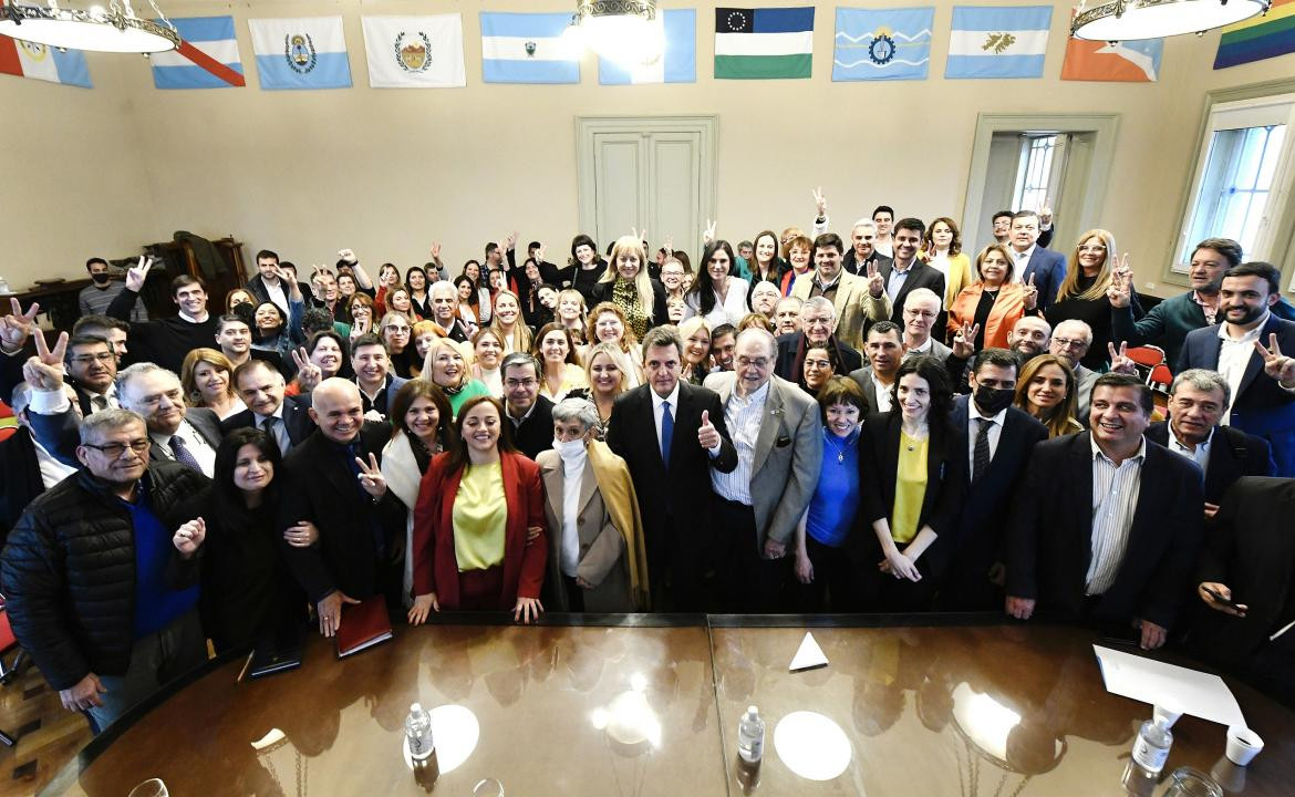 Sergio Massa junto al bloque oficialista en el despacho del presidente de la Cámara. Foto: NA.