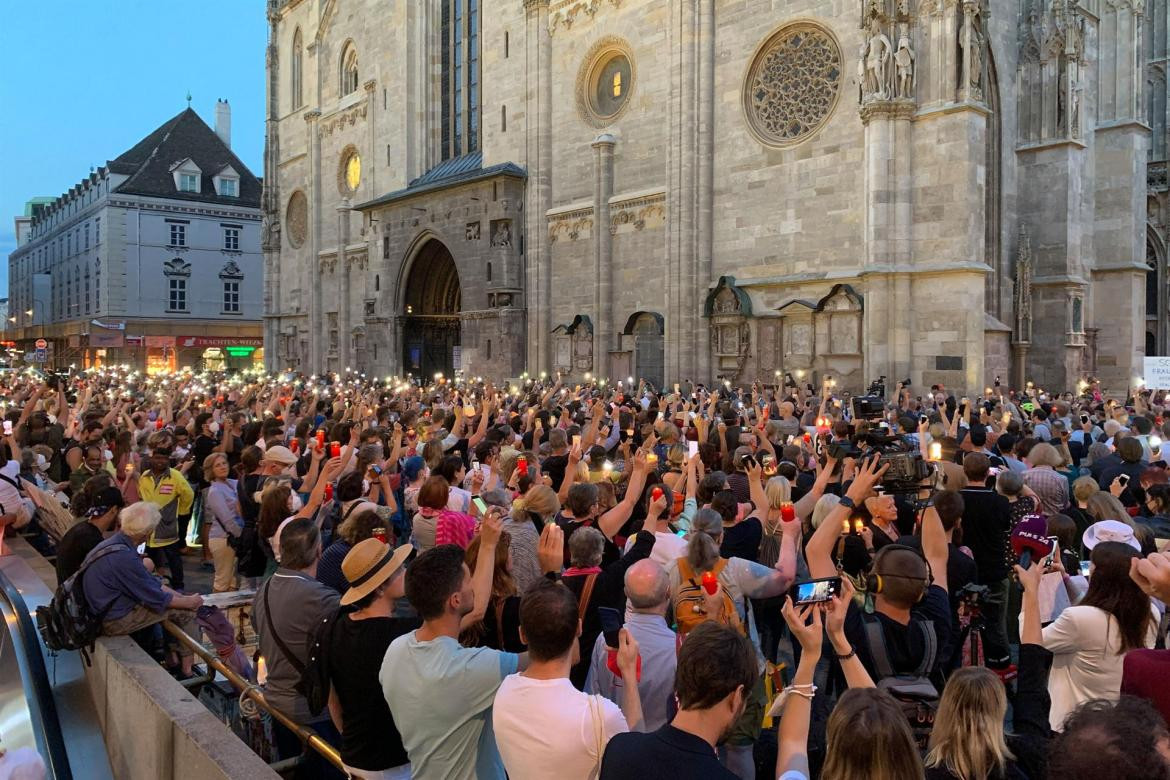 Austria conmocionada por el suicidio de una doctora amenazada por antivacunas. Foto: EFE.