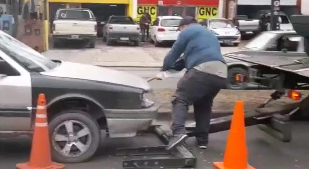 Un hombre en Córdoba rompió su auto con una pala para evitar que lo retengan. Foto: captura video.