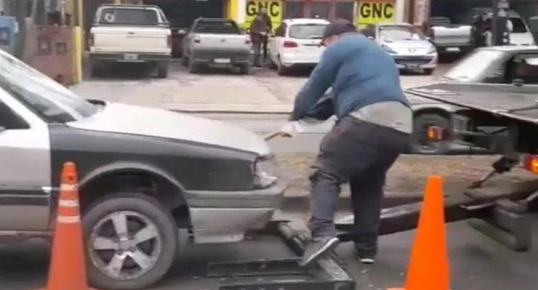 Un hombre en Córdoba rompió su auto con una pala para evitar que lo retengan. Foto: captura video.