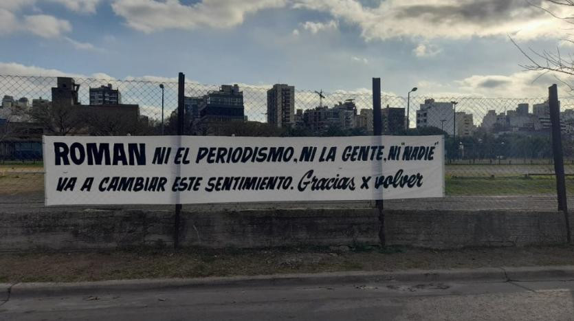 El nuevo cartel que apareció en Casa Amarilla. Foto: NA.