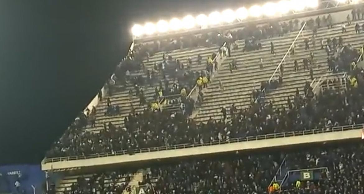 Incidentes entre hinchas de Vélez y Talleres. Foto: captura de video.