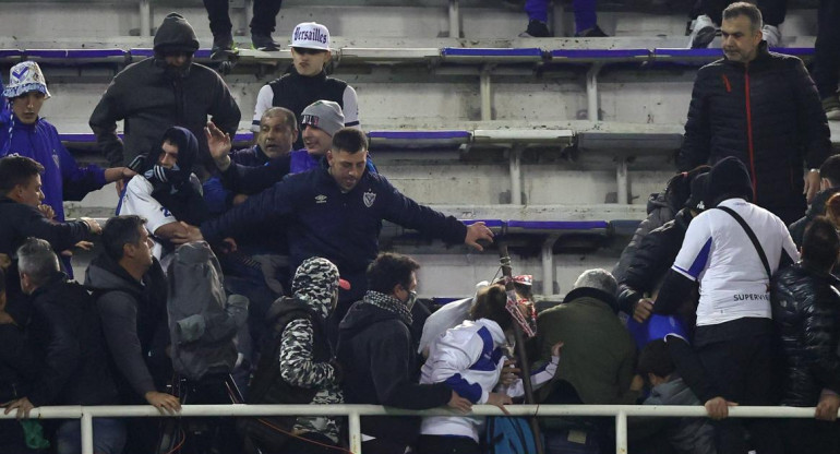 Incidentes en el partido entre Vélez y Talleres por la Copa Libertadores. Foto: EFE.