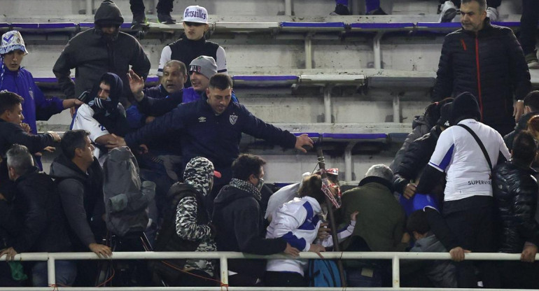 Incidentes en el partido entre Vélez y Talleres por la Copa Libertadores. Foto: EFE.