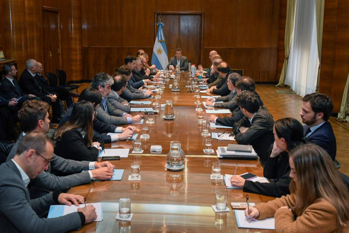 Massa comenzó su gestión con reuniones con economistas y su equipo.