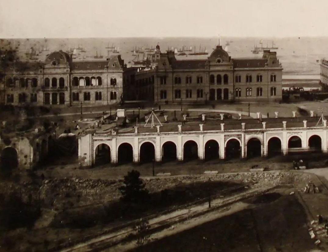 Construcción de edificio mellizo pegado a Casa Rosada en 1883. Foto: Instagram @fotos.antiguas.ba.