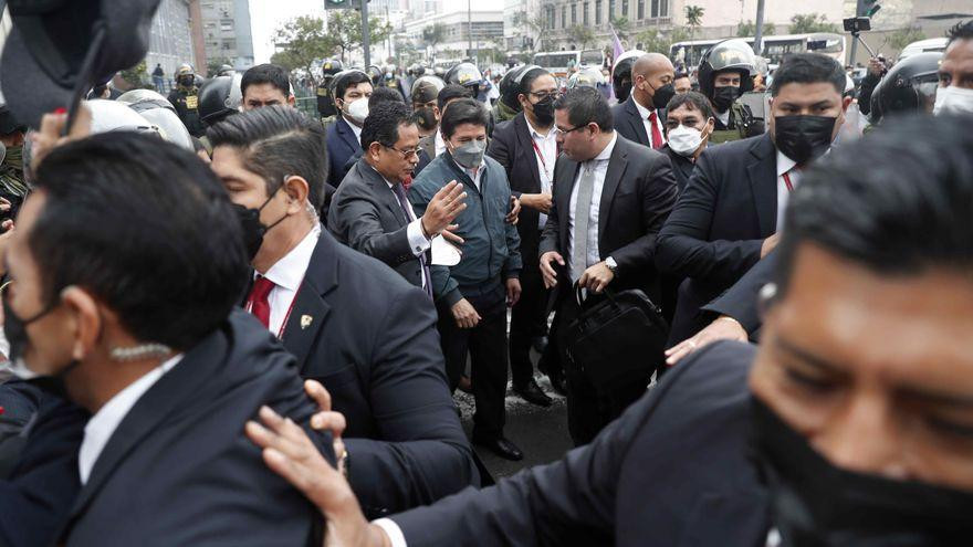 El presidente peruano Pedro Castillo a su salida de la Fiscalía de la Nación. Foto: EFE.