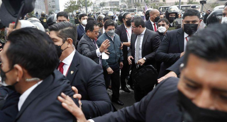 El presidente peruano Pedro Castillo a su salida de la Fiscalía de la Nación. Foto: EFE.