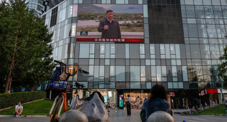 El presidente chino, Xi Jinping, en una pantalla. China respondió a la visita de la presidenta de la Cámara de Representantes de los Estados Unidos, Nancy Pelosi. Foto: Efe