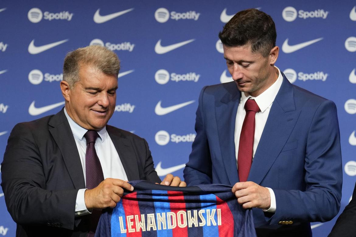 Presentación oficial de Robert Lewandowski en Barcelona. Foto: EFE.