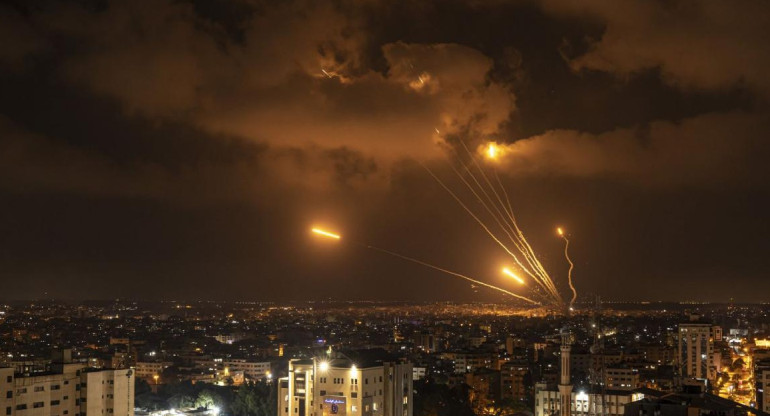 Milicianos palestinos disparan cohetes hacia Israel desde Ciudad de Gaza, la noche del viernes 5 de agosto de 2022. 