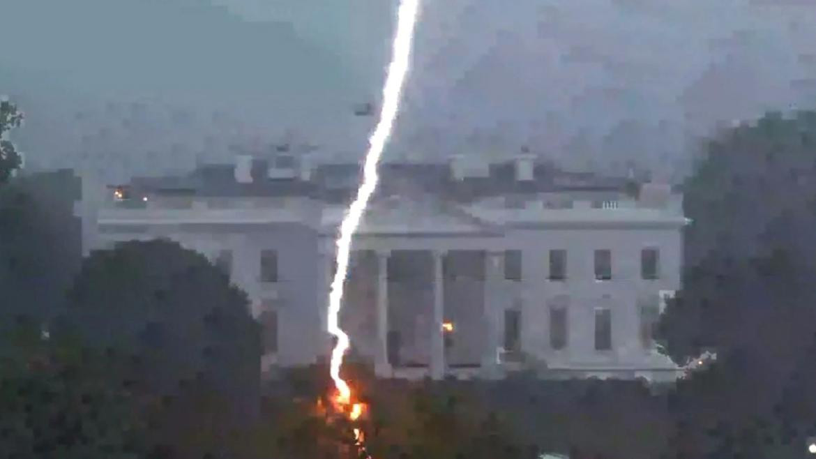 Rayo impactando en la Casa Blanca. Foto: captura video.