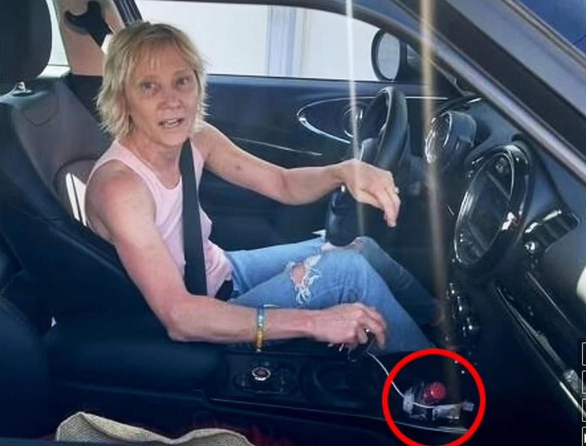 Una fotografía tomada luego de su primer choque mostraba una botella de vodka en el portavasos de su auto. Foto: Daily mail.