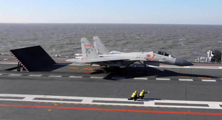 Avión de combate, China, Foto Voz de América