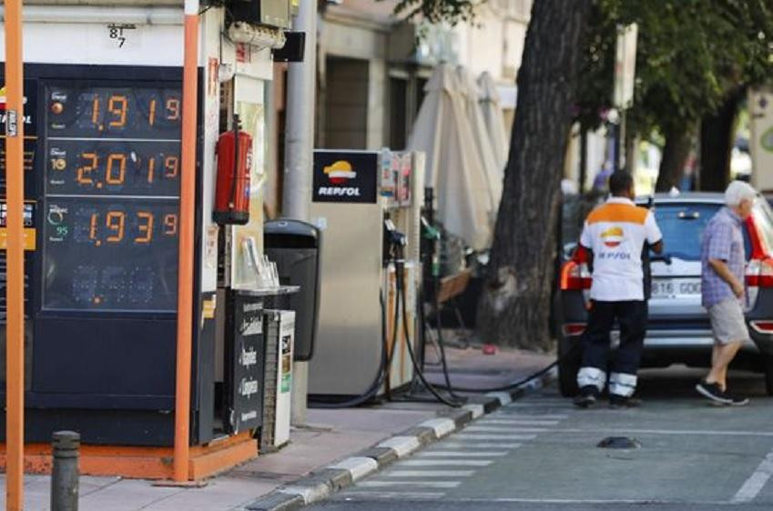 Precios de los combustibles en una gasolinera de Madrid. EFE