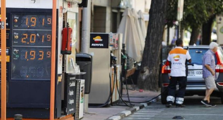 Precios de los combustibles en una gasolinera de Madrid. EFE