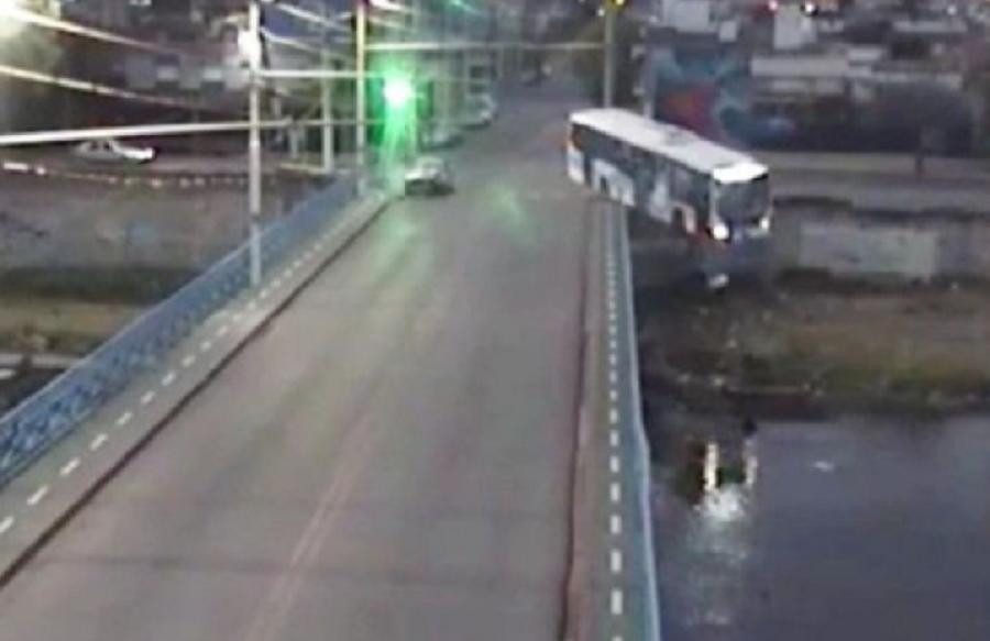 Colectivo que cae de un puente en Córdoba. Foto: captura video.