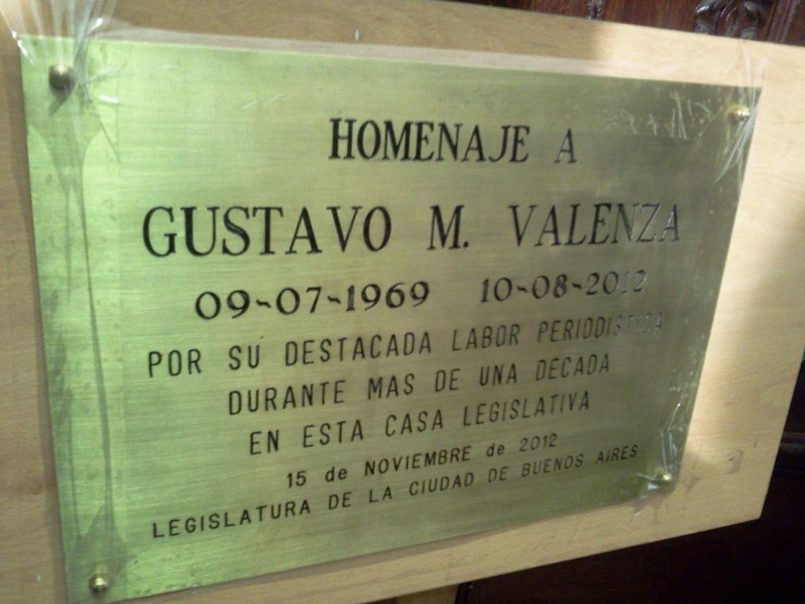 Gustavo Valenza. Periodista de Canal 26. Placa en el parlamento