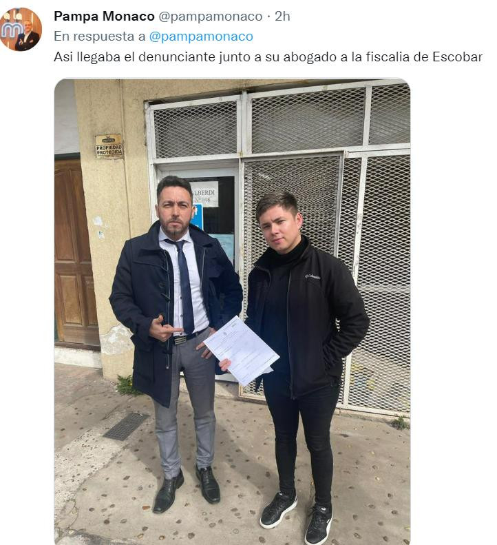 Federico Acosta junto a su abogado. Foto: Twitter/pampamonaco