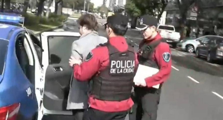 Detención de un conductor que quiso atravesar un piquete en la 9 de julio. Foto: Captura de video.