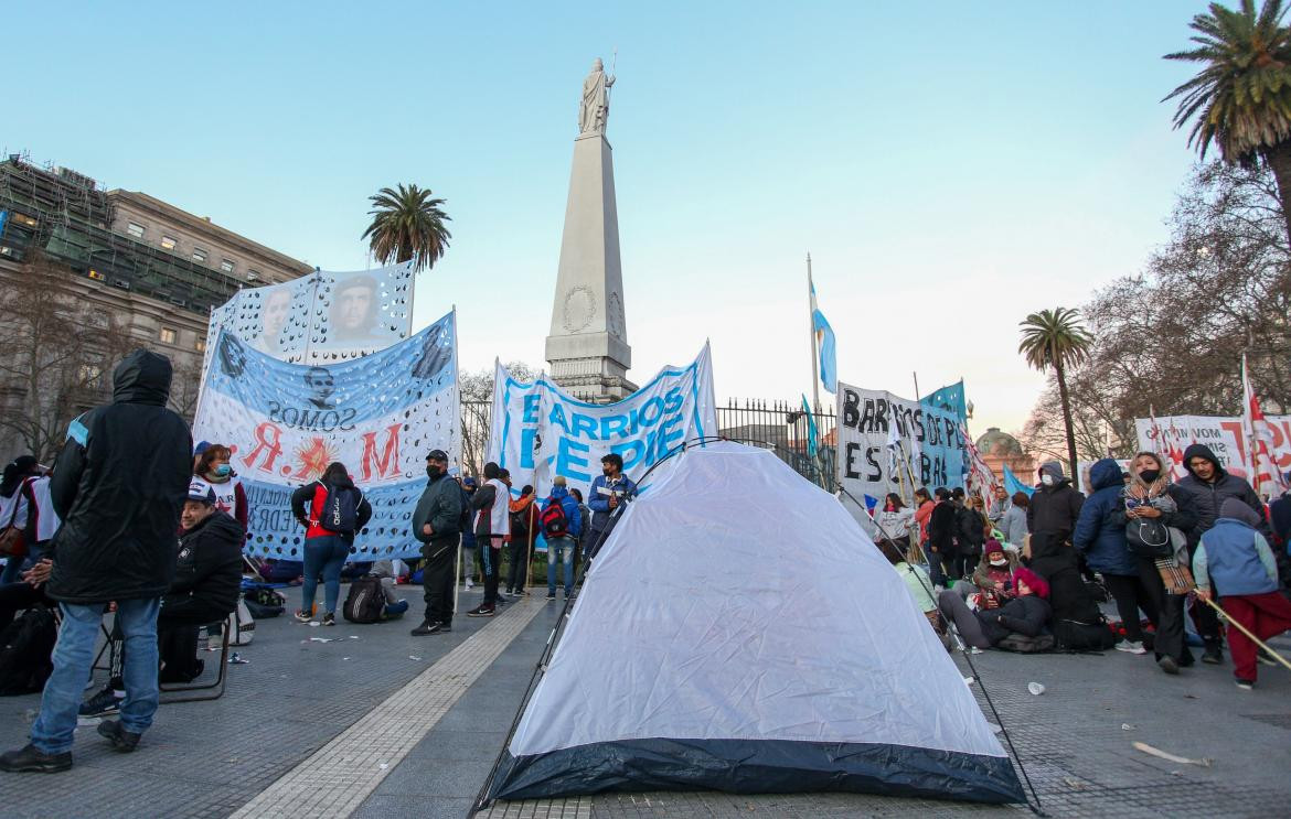Acampe en Plaza de Mayo, piqueteros, movimientos sociales, NA