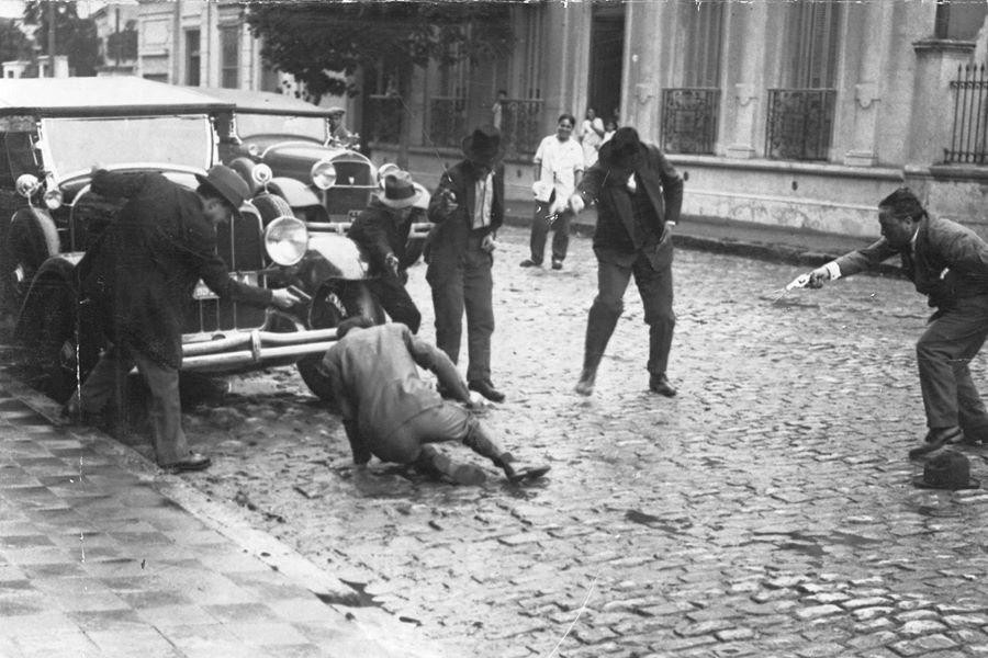 Reconstrucción del atentado contra el presidente Hipólito Yrigoyen, 1929.
