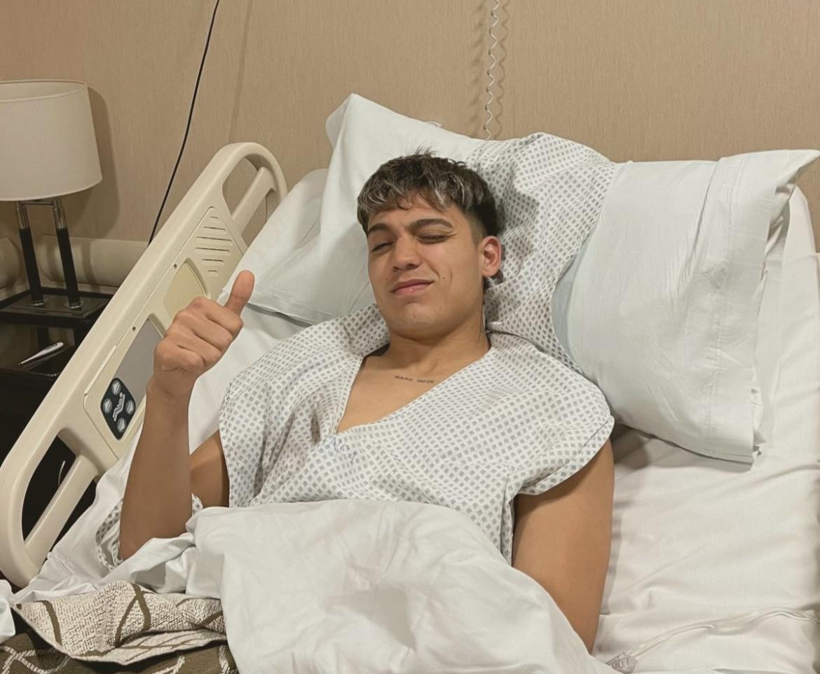 Exequiel Zeballos tras su operación. Foto: @BocaJrsOficial.