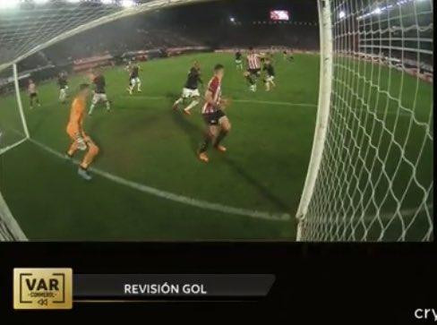 Revisión del VAR sobre el gol de Estudiantes ante Paranaense. Foto: Captura de video.