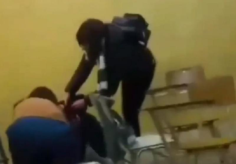 Golpiza a estudiante dentro del aula. Foto: captura video.