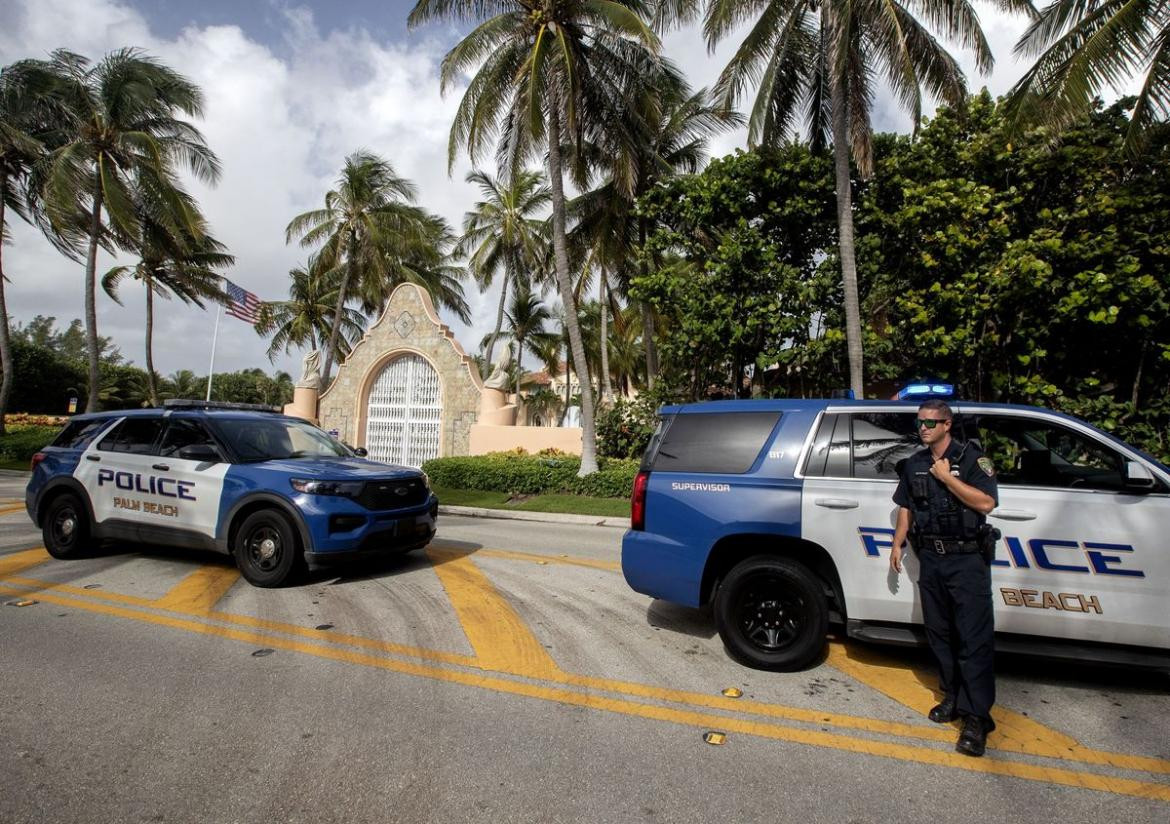 Allanamiento en la casa de Donald Trump. Foto: EFE.