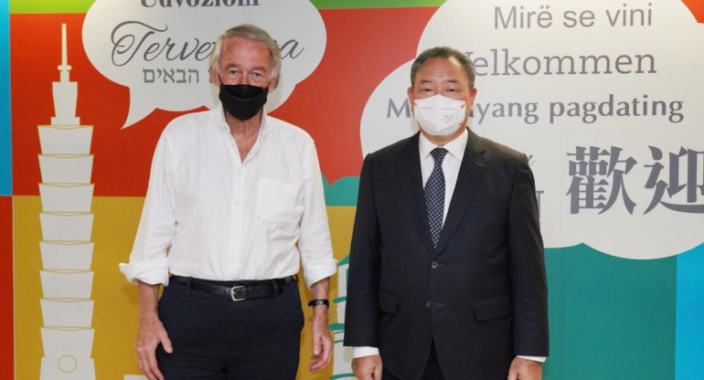 Senador demócrata Ed Markey y ministro de Taiwan, foto EFE