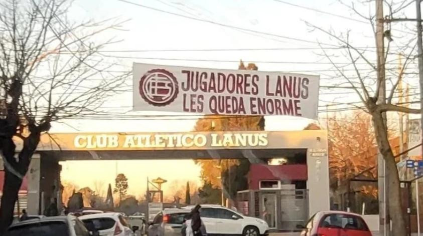 Amenaza a los futbolistas de Lanús. Foto: NA.