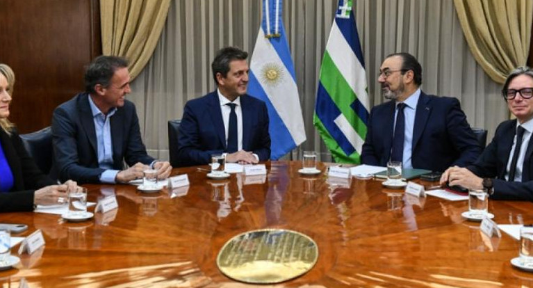 El ministro Sergio Massa junto al presidente de la entidad Sergio Díaz Granados. Foto: NA.