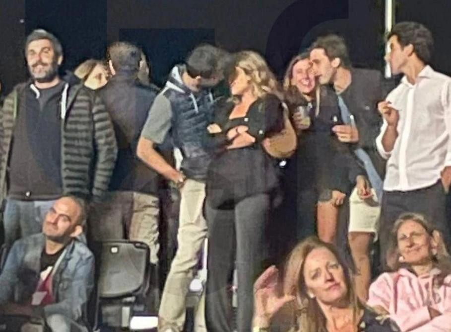 Gerard Piqué a los besos con su nueva novia. Foto: Instagram/elgordoylaflaca