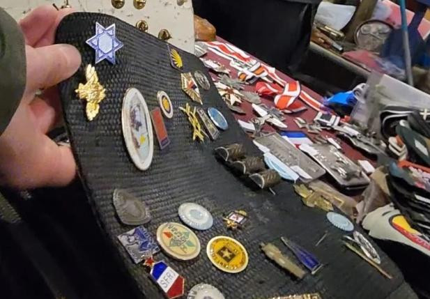 Elementos con simbología nazi en una feria de Caza y Pesca en La Rural. Foto: NA.