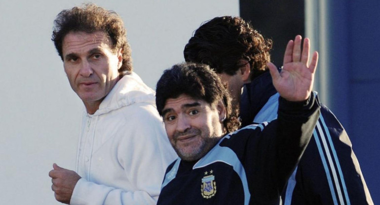 Oscar Ruggeri y Diego Maradona.