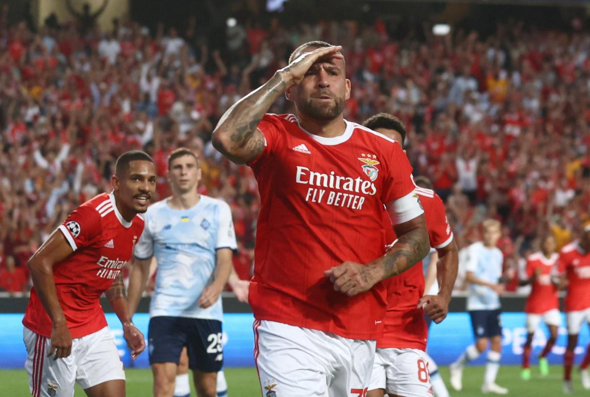 Festejo de Otamendi para el Benfica ante el Dinamo Kiev. Foto: REUTERS.