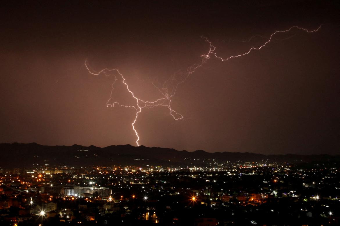 Tormenta eléctrica en Albania. Foto: Reuters