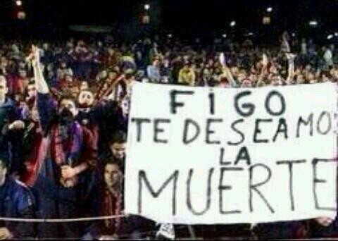Mensajes contra Figo en el Camp Nou. Foto: @esther_ayuso.