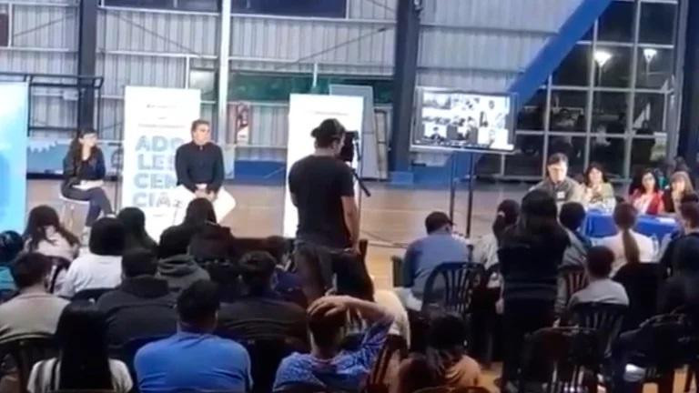 Mensaje de un joven a Jorge Capitanich en una visita a la escuela. Foto: Captura de video.