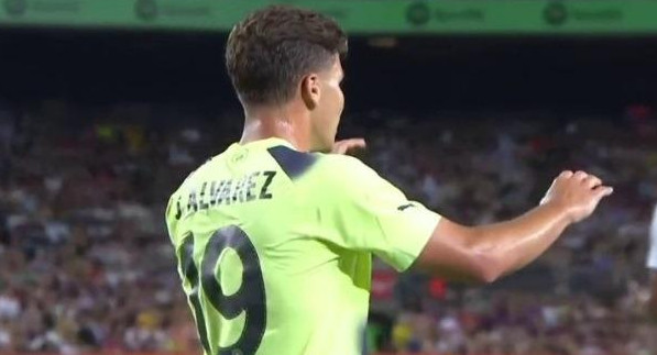 Julián Álvarez gol a Barcelona