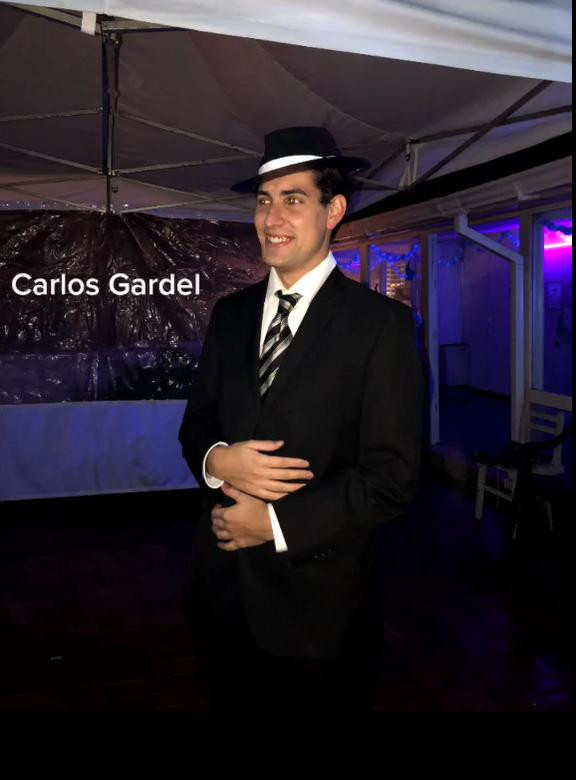 Disfraz de Carlos Gardel. Foto: captura de pantalla
