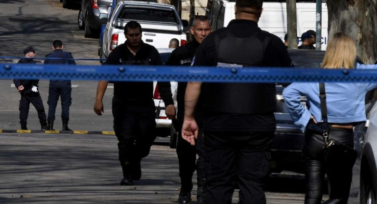 Policía científica en la casa del matrimonio asesinado en Vicente López