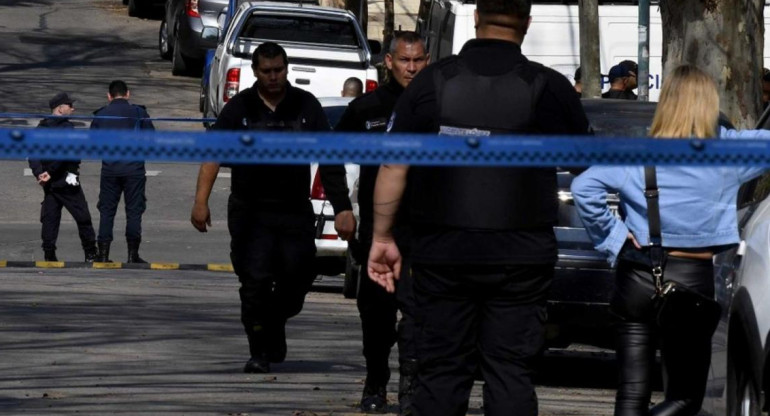 Policía científica en la casa del matrimonio asesinado en Vicente López
