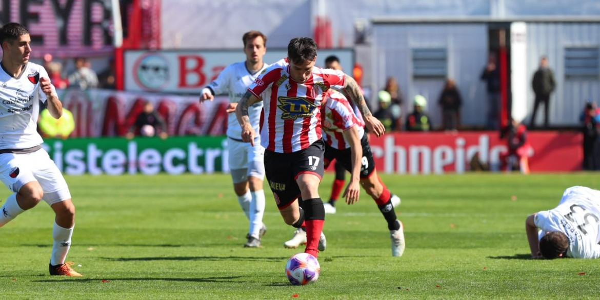 Pablo Mouche contra Colón de Santa Fe. Foto: Twitter @barracascentral.