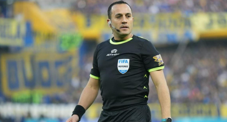 Fernando Espinoza, el árbitro del polémico partido entre Boca y Atlético Tucumán. Foto: NA.