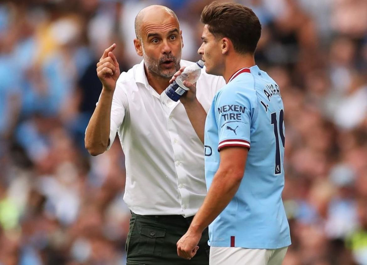 Julián Álvarez y Pep Guardiola. Foto: EFE.